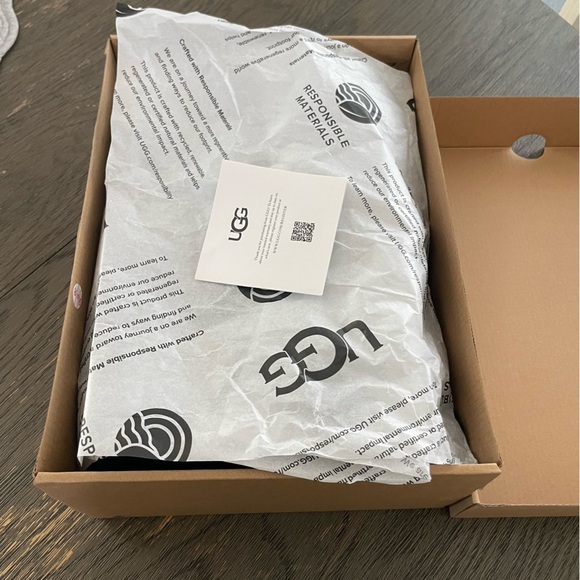 UGG Neumel Boot lined in upcycled UGGplush Size 8 Color Black - Picture 10 of 13